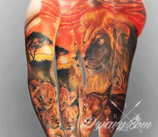 Niesamowite w swojej formie tatuaże-rękawy zajmują cała powierzchnię ramiona i przedramiona. Tworzą jednolitą zdobiącą ciało całość. Taki graficzny rękaw na skórze to tatuaż szczególnie ciekawy w przypadku aktywnych, silnych mężczyzn. 