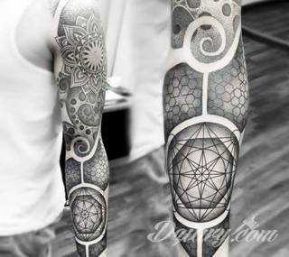 Niesamowite w swojej formie tatuaże-rękawy zajmują cała powierzchnię ramiona i przedramiona. Tworzą jednolitą zdobiącą ciało całość. Taki graficzny rękaw na skórze to tatuaż szczególnie ciekawy w przypadku aktywnych, silnych mężczyzn. 