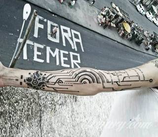 Niesamowite w swojej formie tatuaże-rękawy zajmują cała powierzchnię ramiona i przedramiona. Tworzą jednolitą zdobiącą ciało całość. Taki graficzny rękaw na skórze to tatuaż szczególnie ciekawy w przypadku aktywnych, silnych mężczyzn. 