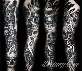 Niesamowite w swojej formie tatuaże-rękawy zajmują cała powierzchnię ramiona i przedramiona. Tworzą jednolitą zdobiącą ciało całość. Taki graficzny rękaw na skórze to tatuaż szczególnie ciekawy w przypadku aktywnych, silnych mężczyzn. 