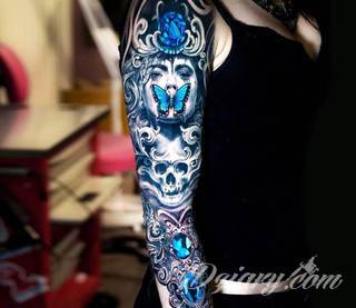 Niesamowite w swojej formie tatuaże-rękawy zajmują cała powierzchnię ramiona i przedramiona. Tworzą jednolitą zdobiącą ciało całość. Taki graficzny rękaw na skórze to tatuaż szczególnie ciekawy w przypadku aktywnych, silnych mężczyzn. 