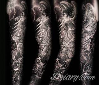 Niesamowite w swojej formie tatuaże-rękawy zajmują cała powierzchnię ramiona i przedramiona. Tworzą jednolitą zdobiącą ciało całość. Taki graficzny rękaw na skórze to tatuaż szczególnie ciekawy w przypadku aktywnych, silnych mężczyzn. 