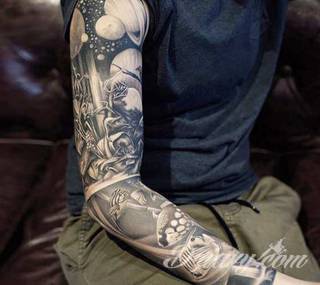 Niesamowite w swojej formie tatuaże-rękawy zajmują cała powierzchnię ramiona i przedramiona. Tworzą jednolitą zdobiącą ciało całość. Taki graficzny rękaw na skórze to tatuaż szczególnie ciekawy w przypadku aktywnych, silnych mężczyzn. 