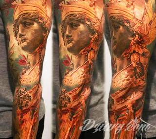 Niesamowite w swojej formie tatuaże-rękawy zajmują cała powierzchnię ramiona i przedramiona. Tworzą jednolitą zdobiącą ciało całość. Taki graficzny rękaw na skórze to tatuaż szczególnie ciekawy w przypadku aktywnych, silnych mężczyzn. 