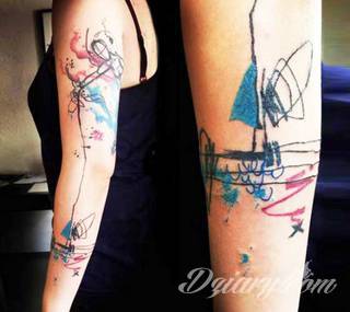 Niesamowite w swojej formie tatuaże-rękawy zajmują cała powierzchnię ramiona i przedramiona. Tworzą jednolitą zdobiącą ciało całość. Taki graficzny rękaw na skórze to tatuaż szczególnie ciekawy w przypadku aktywnych, silnych mężczyzn. 