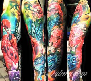 Niesamowite w swojej formie tatuaże-rękawy zajmują cała powierzchnię ramiona i przedramiona. Tworzą jednolitą zdobiącą ciało całość. Taki graficzny rękaw na skórze to tatuaż szczególnie ciekawy w przypadku aktywnych, silnych mężczyzn. 