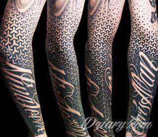 Niesamowite w swojej formie tatuaże-rękawy zajmują cała powierzchnię ramiona i przedramiona. Tworzą jednolitą zdobiącą ciało całość. Taki graficzny rękaw na skórze to tatuaż szczególnie ciekawy w przypadku aktywnych, silnych mężczyzn. 