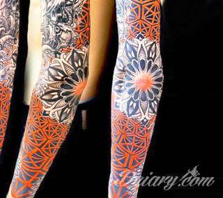 Niesamowite w swojej formie tatuaże-rękawy zajmują cała powierzchnię ramiona i przedramiona. Tworzą jednolitą zdobiącą ciało całość. Taki graficzny rękaw na skórze to tatuaż szczególnie ciekawy w przypadku aktywnych, silnych mężczyzn. 