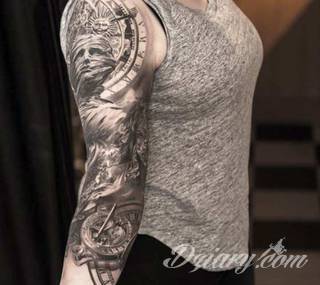 Niesamowite w swojej formie tatuaże-rękawy zajmują cała powierzchnię ramiona i przedramiona. Tworzą jednolitą zdobiącą ciało całość. Taki graficzny rękaw na skórze to tatuaż szczególnie ciekawy w przypadku aktywnych, silnych mężczyzn. 