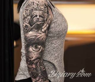 Niesamowite w swojej formie tatuaże-rękawy zajmują cała powierzchnię ramiona i przedramiona. Tworzą jednolitą zdobiącą ciało całość. Taki graficzny rękaw na skórze to tatuaż szczególnie ciekawy w przypadku aktywnych, silnych mężczyzn. 