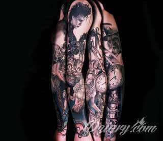 Niesamowite w swojej formie tatuaże-rękawy zajmują cała powierzchnię ramiona i przedramiona. Tworzą jednolitą zdobiącą ciało całość. Taki graficzny rękaw na skórze to tatuaż szczególnie ciekawy w przypadku aktywnych, silnych mężczyzn. 