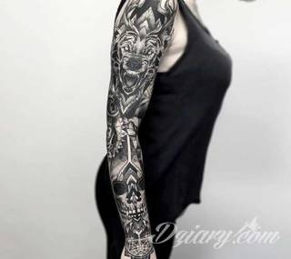 Niesamowite w swojej formie tatuaże-rękawy zajmują cała powierzchnię ramiona i przedramiona. Tworzą jednolitą zdobiącą ciało całość. Taki graficzny rękaw na skórze to tatuaż szczególnie ciekawy w przypadku aktywnych, silnych mężczyzn. 