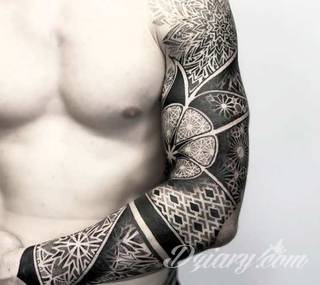 Niesamowite w swojej formie tatuaże-rękawy zajmują cała powierzchnię ramiona i przedramiona. Tworzą jednolitą zdobiącą ciało całość. Taki graficzny rękaw na skórze to tatuaż szczególnie ciekawy w przypadku aktywnych, silnych mężczyzn. 