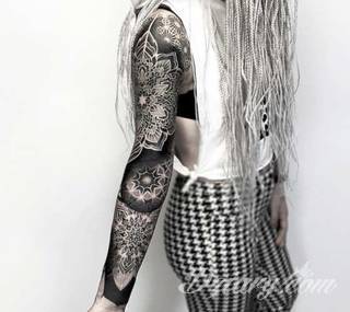 Niesamowite w swojej formie tatuaże-rękawy zajmują cała powierzchnię ramiona i przedramiona. Tworzą jednolitą zdobiącą ciało całość. Taki graficzny rękaw na skórze to tatuaż szczególnie ciekawy w przypadku aktywnych, silnych mężczyzn. 