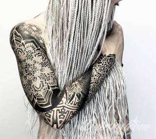 Niesamowite w swojej formie tatuaże-rękawy zajmują cała powierzchnię ramiona i przedramiona. Tworzą jednolitą zdobiącą ciało całość. Taki graficzny rękaw na skórze to tatuaż szczególnie ciekawy w przypadku aktywnych, silnych mężczyzn. 