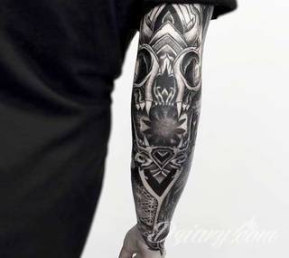 Niesamowite w swojej formie tatuaże-rękawy zajmują cała powierzchnię ramiona i przedramiona. Tworzą jednolitą zdobiącą ciało całość. Taki graficzny rękaw na skórze to tatuaż szczególnie ciekawy w przypadku aktywnych, silnych mężczyzn. 