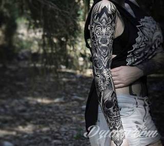 Niesamowite w swojej formie tatuaże-rękawy zajmują cała powierzchnię ramiona i przedramiona. Tworzą jednolitą zdobiącą ciało całość. Taki graficzny rękaw na skórze to tatuaż szczególnie ciekawy w przypadku aktywnych, silnych mężczyzn. 
