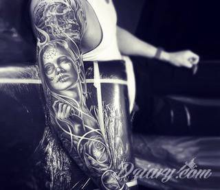 Niesamowite w swojej formie tatuaże-rękawy zajmują cała powierzchnię ramiona i przedramiona. Tworzą jednolitą zdobiącą ciało całość. Taki graficzny rękaw na skórze to tatuaż szczególnie ciekawy w przypadku aktywnych, silnych mężczyzn. 