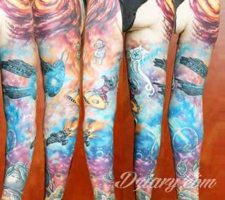 Niesamowite w swojej formie tatuaże-rękawy zajmują cała powierzchnię ramiona i przedramiona. Tworzą jednolitą zdobiącą ciało całość. Taki graficzny rękaw na skórze to tatuaż szczególnie ciekawy w przypadku aktywnych, silnych mężczyzn. 
