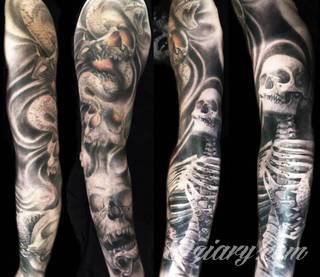 Niesamowite w swojej formie tatuaże-rękawy zajmują cała powierzchnię ramiona i przedramiona. Tworzą jednolitą zdobiącą ciało całość. Taki graficzny rękaw na skórze to tatuaż szczególnie ciekawy w przypadku aktywnych, silnych mężczyzn. 