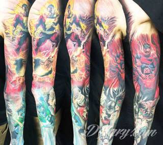 Niesamowite w swojej formie tatuaże-rękawy zajmują cała powierzchnię ramiona i przedramiona. Tworzą jednolitą zdobiącą ciało całość. Taki graficzny rękaw na skórze to tatuaż szczególnie ciekawy w przypadku aktywnych, silnych mężczyzn. 