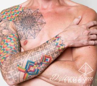 Niesamowite w swojej formie tatuaże-rękawy zajmują cała powierzchnię ramiona i przedramiona. Tworzą jednolitą zdobiącą ciało całość. Taki graficzny rękaw na skórze to tatuaż szczególnie ciekawy w przypadku aktywnych, silnych mężczyzn. 