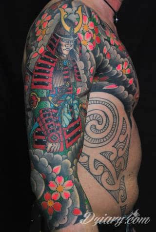 Niesamowite w swojej formie tatuaże-rękawy zajmują cała powierzchnię ramiona i przedramiona. Tworzą jednolitą zdobiącą ciało całość. Taki graficzny rękaw na skórze to tatuaż szczególnie ciekawy w przypadku aktywnych, silnych mężczyzn. 