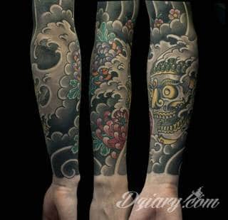 Niesamowite w swojej formie tatuaże-rękawy zajmują cała powierzchnię ramiona i przedramiona. Tworzą jednolitą zdobiącą ciało całość. Taki graficzny rękaw na skórze to tatuaż szczególnie ciekawy w przypadku aktywnych, silnych mężczyzn. 