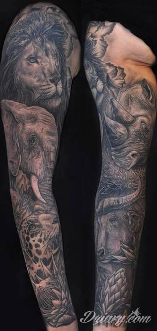 Niesamowite w swojej formie tatuaże-rękawy zajmują cała powierzchnię ramiona i przedramiona. Tworzą jednolitą zdobiącą ciało całość. Taki graficzny rękaw na skórze to tatuaż szczególnie ciekawy w przypadku aktywnych, silnych mężczyzn. 