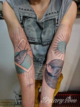 Niesamowite w swojej formie tatuaże-rękawy zajmują cała powierzchnię ramiona i przedramiona. Tworzą jednolitą zdobiącą ciało całość. Taki graficzny rękaw na skórze to tatuaż szczególnie ciekawy w przypadku aktywnych, silnych mężczyzn. 