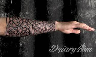 Niesamowite w swojej formie tatuaże-rękawy zajmują cała powierzchnię ramiona i przedramiona. Tworzą jednolitą zdobiącą ciało całość. Taki graficzny rękaw na skórze to tatuaż szczególnie ciekawy w przypadku aktywnych, silnych mężczyzn. 