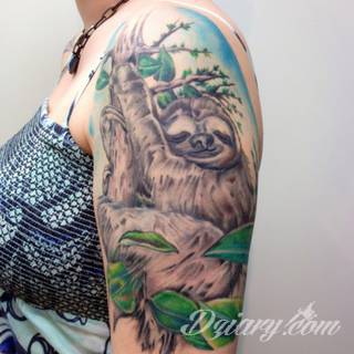 Niesamowite w swojej formie tatuaże-rękawy zajmują cała powierzchnię ramiona i przedramiona. Tworzą jednolitą zdobiącą ciało całość. Taki graficzny rękaw na skórze to tatuaż szczególnie ciekawy w przypadku aktywnych, silnych mężczyzn. 