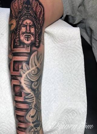 Niesamowite w swojej formie tatuaże-rękawy zajmują cała powierzchnię ramiona i przedramiona. Tworzą jednolitą zdobiącą ciało całość. Taki graficzny rękaw na skórze to tatuaż szczególnie ciekawy w przypadku aktywnych, silnych mężczyzn. 