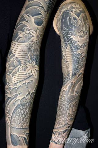 Niesamowite w swojej formie tatuaże-rękawy zajmują cała powierzchnię ramiona i przedramiona. Tworzą jednolitą zdobiącą ciało całość. Taki graficzny rękaw na skórze to tatuaż szczególnie ciekawy w przypadku aktywnych, silnych mężczyzn. 