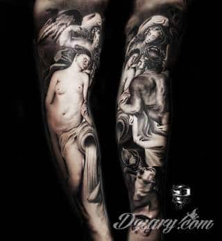 Niesamowite w swojej formie tatuaże-rękawy zajmują cała powierzchnię ramiona i przedramiona. Tworzą jednolitą zdobiącą ciało całość. Taki graficzny rękaw na skórze to tatuaż szczególnie ciekawy w przypadku aktywnych, silnych mężczyzn. 