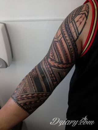 Niesamowite w swojej formie tatuaże-rękawy zajmują cała powierzchnię ramiona i przedramiona. Tworzą jednolitą zdobiącą ciało całość. Taki graficzny rękaw na skórze to tatuaż szczególnie ciekawy w przypadku aktywnych, silnych mężczyzn. 