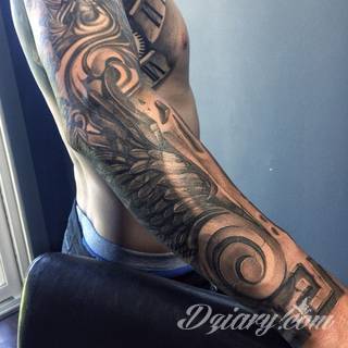 Niesamowite w swojej formie tatuaże-rękawy zajmują cała powierzchnię ramiona i przedramiona. Tworzą jednolitą zdobiącą ciało całość. Taki graficzny rękaw na skórze to tatuaż szczególnie ciekawy w przypadku aktywnych, silnych mężczyzn. 