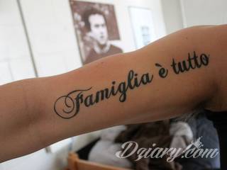 Niesamowite w swojej formie tatuaże-rękawy zajmują cała powierzchnię ramiona i przedramiona. Tworzą jednolitą zdobiącą ciało całość. Taki graficzny rękaw na skórze to tatuaż szczególnie ciekawy w przypadku aktywnych, silnych mężczyzn. 