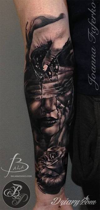 Niesamowite w swojej formie tatuaże-rękawy zajmują cała powierzchnię ramiona i przedramiona. Tworzą jednolitą zdobiącą ciało całość. Taki graficzny rękaw na skórze to tatuaż szczególnie ciekawy w przypadku aktywnych, silnych mężczyzn. 