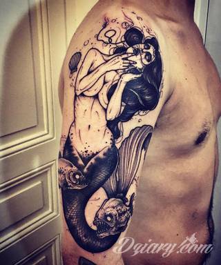 Niesamowite w swojej formie tatuaże-rękawy zajmują cała powierzchnię ramiona i przedramiona. Tworzą jednolitą zdobiącą ciało całość. Taki graficzny rękaw na skórze to tatuaż szczególnie ciekawy w przypadku aktywnych, silnych mężczyzn. 