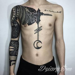 Niesamowite w swojej formie tatuaże-rękawy zajmują cała powierzchnię ramiona i przedramiona. Tworzą jednolitą zdobiącą ciało całość. Taki graficzny rękaw na skórze to tatuaż szczególnie ciekawy w przypadku aktywnych, silnych mężczyzn. 