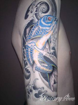 Niesamowite w swojej formie tatuaże-rękawy zajmują cała powierzchnię ramiona i przedramiona. Tworzą jednolitą zdobiącą ciało całość. Taki graficzny rękaw na skórze to tatuaż szczególnie ciekawy w przypadku aktywnych, silnych mężczyzn. 