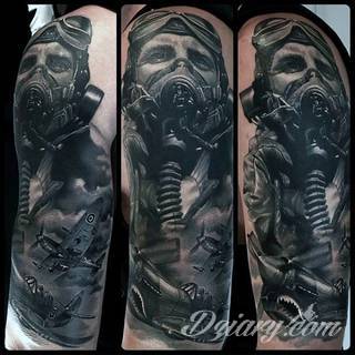 Niesamowite w swojej formie tatuaże-rękawy zajmują cała powierzchnię ramiona i przedramiona. Tworzą jednolitą zdobiącą ciało całość. Taki graficzny rękaw na skórze to tatuaż szczególnie ciekawy w przypadku aktywnych, silnych mężczyzn. 