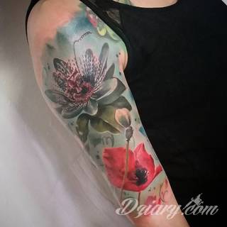 Niesamowite w swojej formie tatuaże-rękawy zajmują cała powierzchnię ramiona i przedramiona. Tworzą jednolitą zdobiącą ciało całość. Taki graficzny rękaw na skórze to tatuaż szczególnie ciekawy w przypadku aktywnych, silnych mężczyzn. 