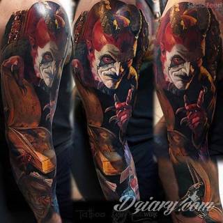 Niesamowite w swojej formie tatuaże-rękawy zajmują cała powierzchnię ramiona i przedramiona. Tworzą jednolitą zdobiącą ciało całość. Taki graficzny rękaw na skórze to tatuaż szczególnie ciekawy w przypadku aktywnych, silnych mężczyzn. 