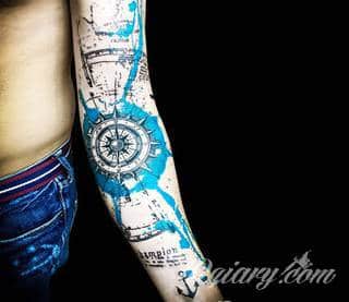 Niesamowite w swojej formie tatuaże-rękawy zajmują cała powierzchnię ramiona i przedramiona. Tworzą jednolitą zdobiącą ciało całość. Taki graficzny rękaw na skórze to tatuaż szczególnie ciekawy w przypadku aktywnych, silnych mężczyzn. 