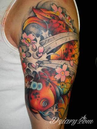 Niesamowite w swojej formie tatuaże-rękawy zajmują cała powierzchnię ramiona i przedramiona. Tworzą jednolitą zdobiącą ciało całość. Taki graficzny rękaw na skórze to tatuaż szczególnie ciekawy w przypadku aktywnych, silnych mężczyzn. 