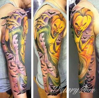 Niesamowite w swojej formie tatuaże-rękawy zajmują cała powierzchnię ramiona i przedramiona. Tworzą jednolitą zdobiącą ciało całość. Taki graficzny rękaw na skórze to tatuaż szczególnie ciekawy w przypadku aktywnych, silnych mężczyzn. 