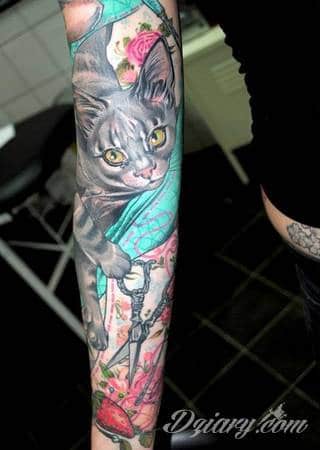 Niesamowite w swojej formie tatuaże-rękawy zajmują cała powierzchnię ramiona i przedramiona. Tworzą jednolitą zdobiącą ciało całość. Taki graficzny rękaw na skórze to tatuaż szczególnie ciekawy w przypadku aktywnych, silnych mężczyzn. 