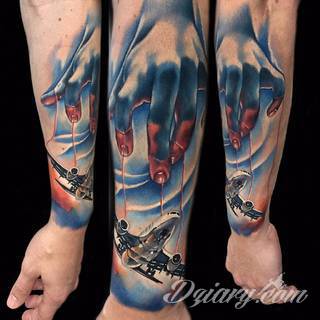 Niesamowite w swojej formie tatuaże-rękawy zajmują cała powierzchnię ramiona i przedramiona. Tworzą jednolitą zdobiącą ciało całość. Taki graficzny rękaw na skórze to tatuaż szczególnie ciekawy w przypadku aktywnych, silnych mężczyzn. 